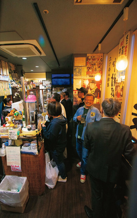 『中村屋丸康酒店』ほどよく賑わう、居心地のよい店内