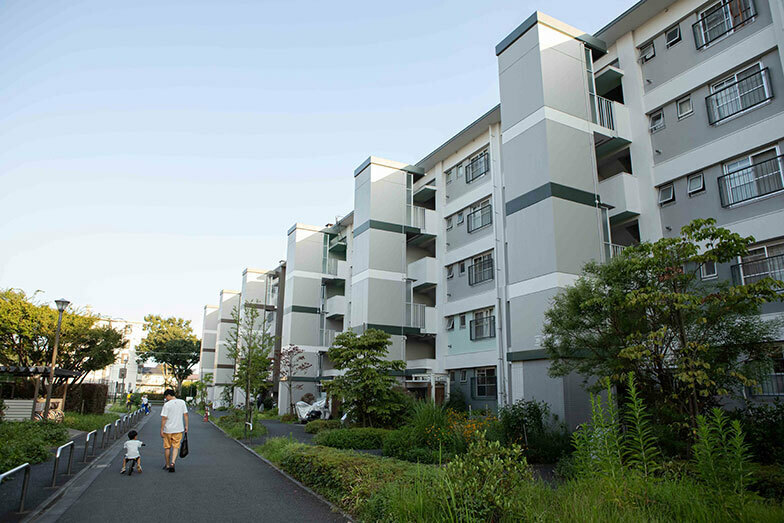 四角く飛び出た長方形の箱が増設したエレベーター。既存の建物の踊り場で連結されており、隔階にしか止まらない（写真撮影／片山貴博）