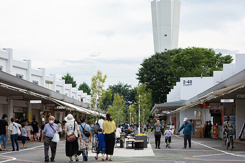 花見川団地の商店街。減少傾向だった店舗も近年増え始め、日中の人出が多く活気を感じる（写真撮影／片山貴博）