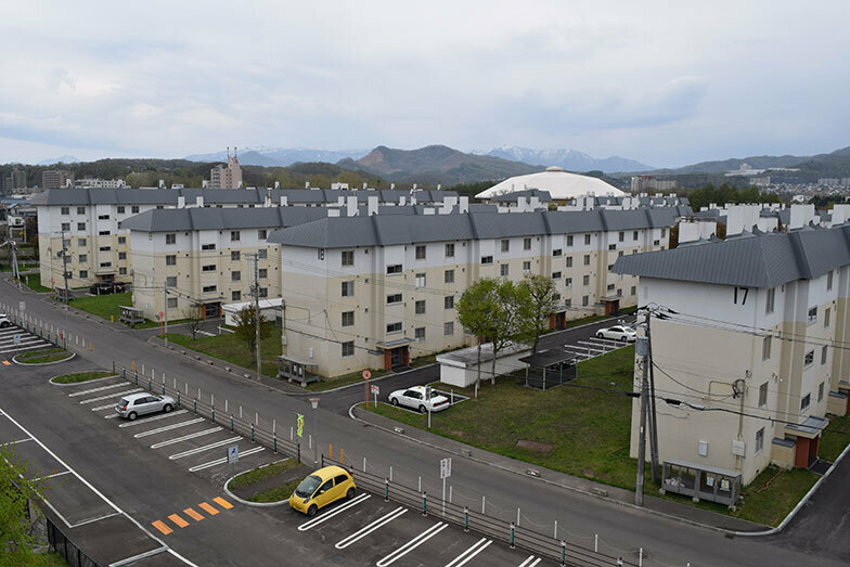 あけぼの団地の全景。雪が落ちやすいように屋根が傾斜している（画像提供／照井啓太さん）