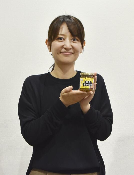 「ほどよい辛みが味わえる新商品も発売しました」と話すエバラ食品工業の杉戸香織さん