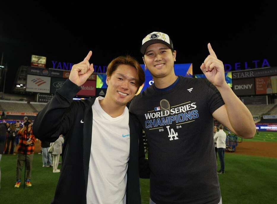 ワールドシリーズ制覇で記念写真におさまるドジャース・大谷翔平と山本由伸（左）＝ヤンキースタジアム（撮影・水島啓輔）