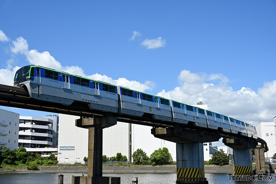 浜松町駅と羽田空港を結ぶ東京モノレール。レールにまたがる「跨座式」を採用しています