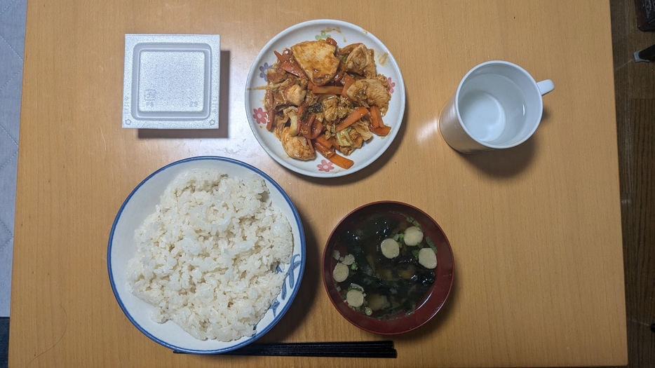 青木さんのある日の夕食。自炊し、工夫で節約している