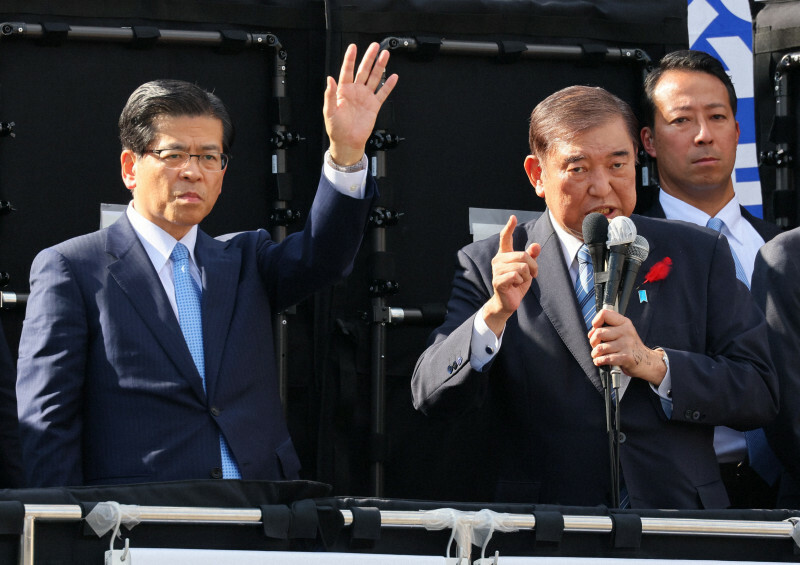 草加駅前で街頭演説する石破茂首相（右）。左は公明党の石井啓一代表＝埼玉県草加市で2024年10月13日午後1時46分、長谷川直亮撮影