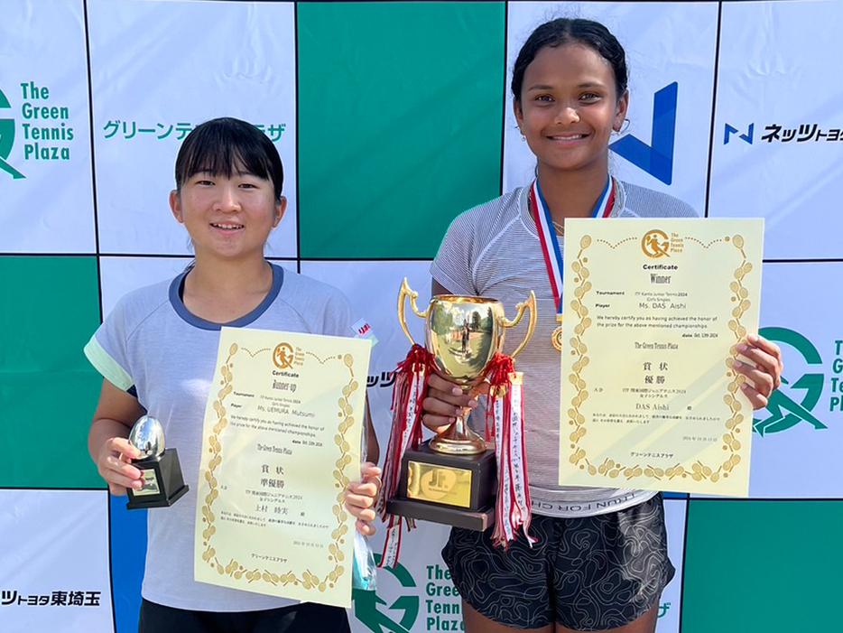 「ITF関東国際ジュニアテニス」（埼玉・グリーンテニスプラザ）の女子シングルスで優勝を飾ったアイシ・ダス（ニュージーランド／右）と準優勝の上村睦実（名経大市邨高校）（写真提供◎グリーンテニスプラザ）