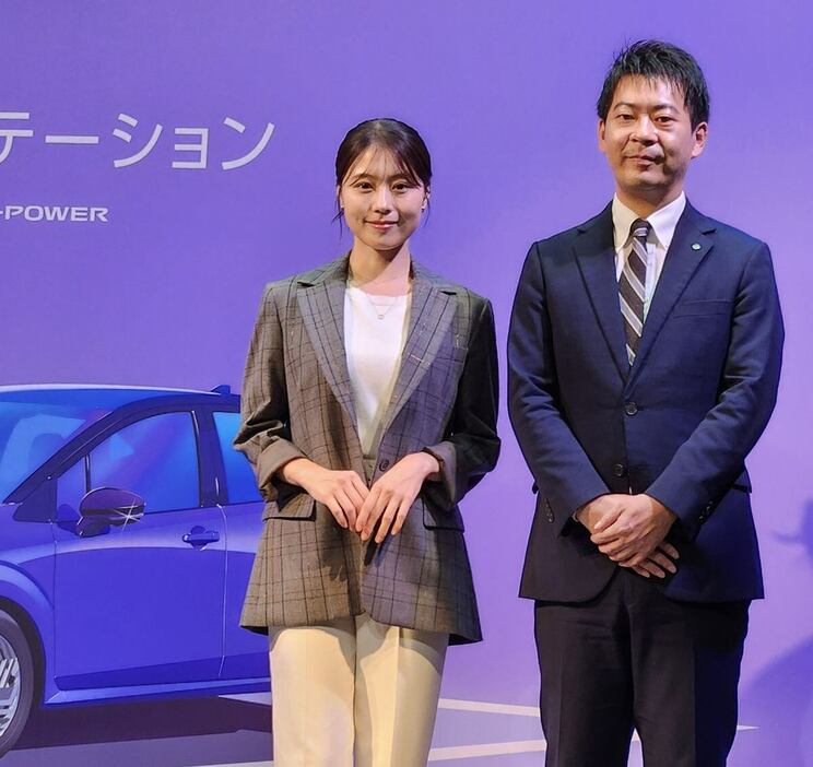 左から有村架純、日産自動車の村田直哉チーフマーケティングマネジャー＝東京・上原