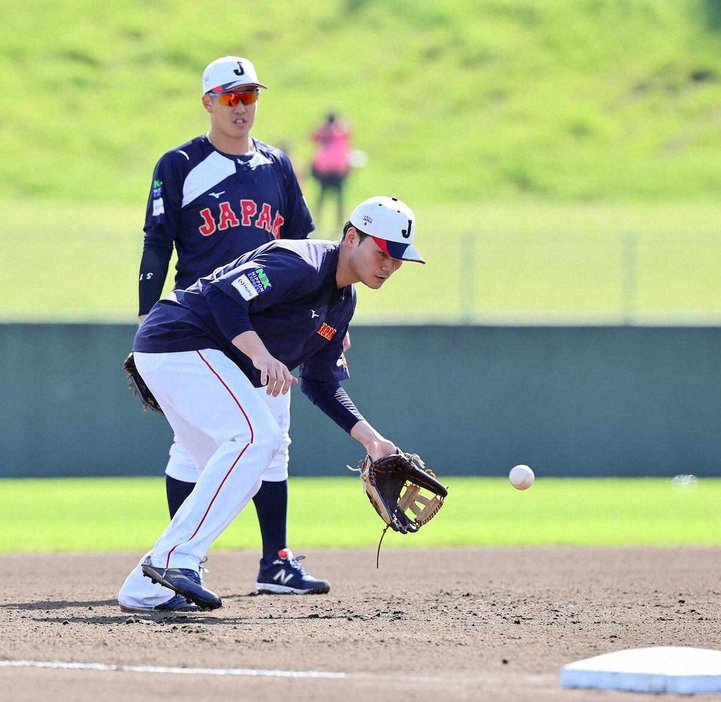 ＜侍ジャパン合宿　2日目＞三塁でノックを受ける清宮。奥は小園（撮影・光山　貴大）