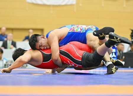 レスリング成年男子グレコローマン９７㌔級準決勝　相手を攻める角雅人（上、自衛隊体育学校）＝嬉野市中央体育館