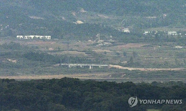 14日、韓国側から見たDMZ北側の京義線道路。設置された構造物の近くに土砂が積まれている＝（聯合ニュース）