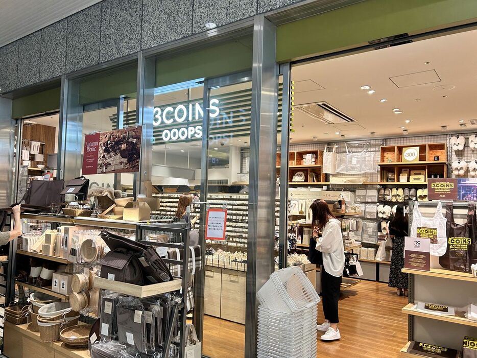 3COINS OOOPS！は、駅の構内などに出店している店舗。「3COINS」とは扱っている商品や価格帯の違いがある。 - 撮影＝プレジデントオンライン編集部