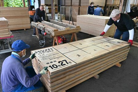 衆院選のポスター掲示板の準備が進む（写真：岩手日報／共同通信イメージズ）