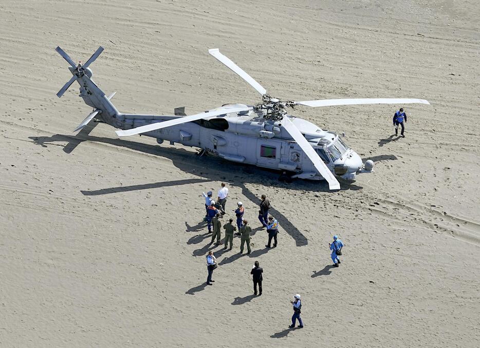 神奈川県茅ケ崎市の海岸に不時着した米軍ヘリ＝10日午後0時12分（共同通信社ヘリから）