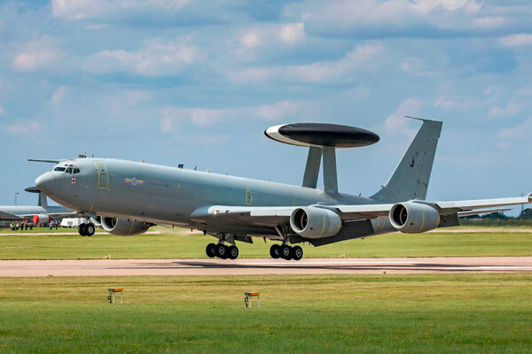 E-7「ウェッジテイル」と交代予定の旧式機E-3「セントリー」（画像：イギリス空軍）。