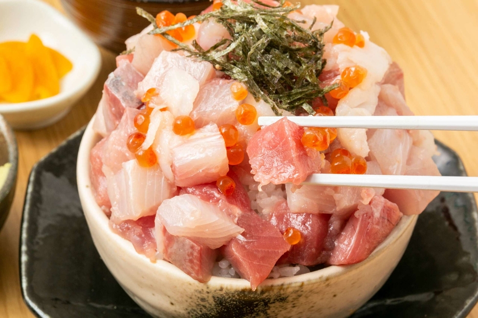 ▲「たっぷりの海鮮みぞれ丼」（1500円）。味噌汁、黄身、お新香付き。ランチ限定メニュー