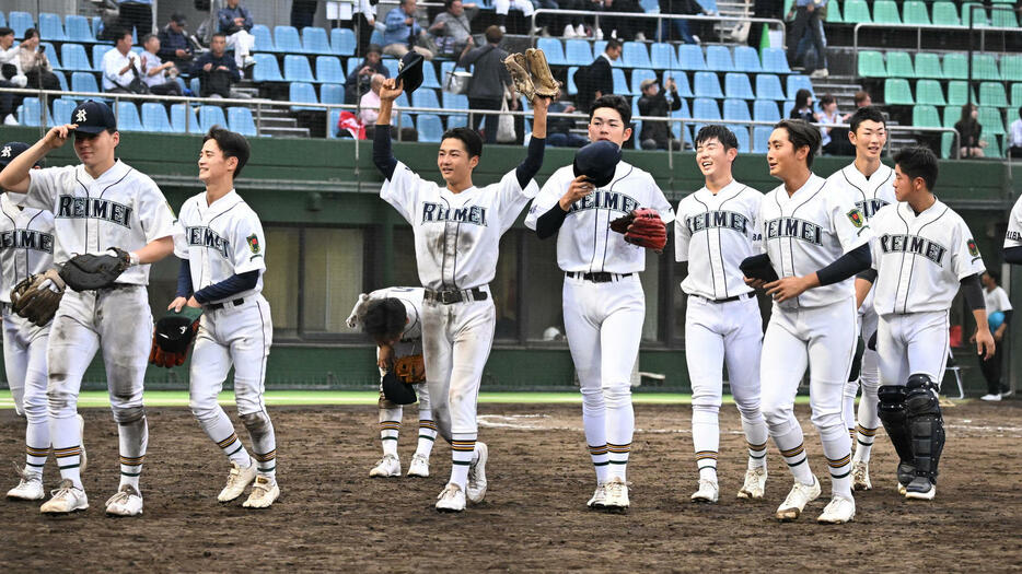 高校野球関東大会　西武台を破って喜ぶ千葉黎明ナイン（撮影・千葉一成）