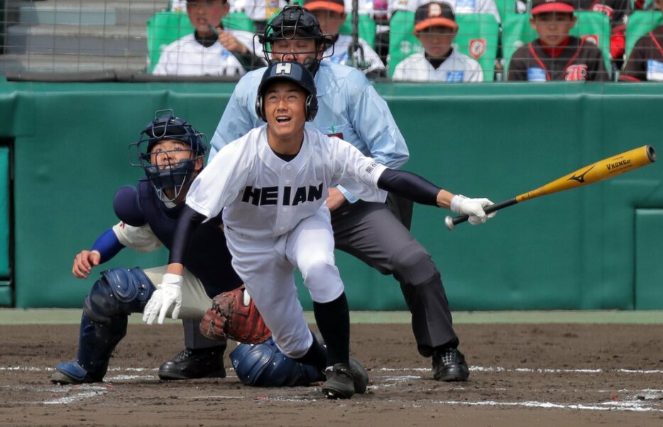 第９１回選抜高校野球　龍谷大平安－盛岡大付　６回裏龍谷大平安１死二、三塁、中前へ２点適時打を放つ西川（２０１９年３月２９日、甲子園）