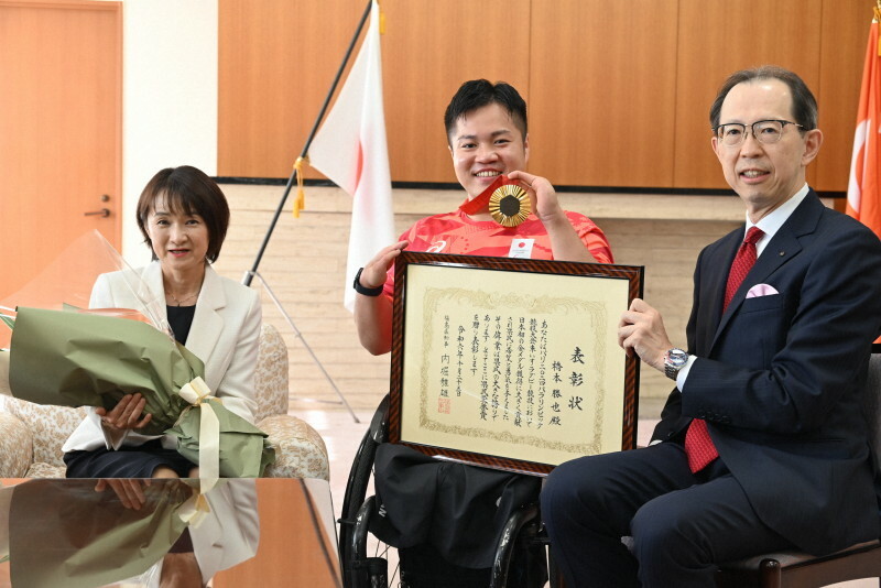 福島県の内堀雅雄知事（右）から県民栄誉賞を贈られた橋本勝也選手（中央）とサプライズで登場した山崎恵子さん＝福島市杉妻町の県庁で2024年10月25日、錦織祐一撮影