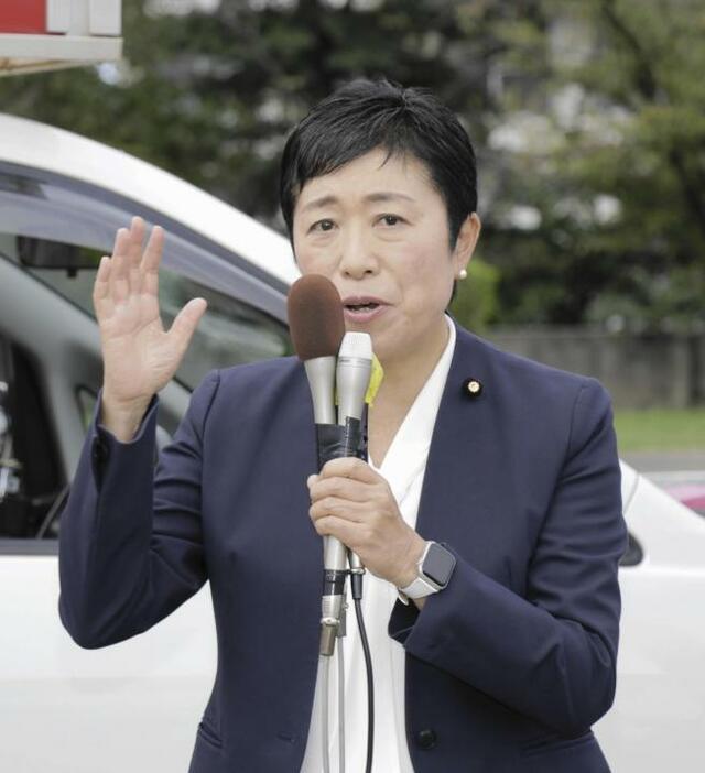 支持拡大を呼びかける立憲民主党の辻元清美代表代行＝25日午後、新居浜市繁本町