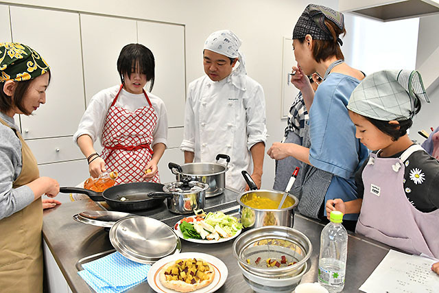 村山市産の秋野菜を使った料理を学ぶ参加者＝同市・甑葉プラザ