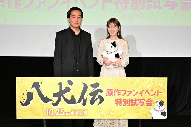 左から曽利文彦監督、高山一実さん