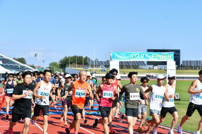 一斉にスタートする１０キロの部参加者