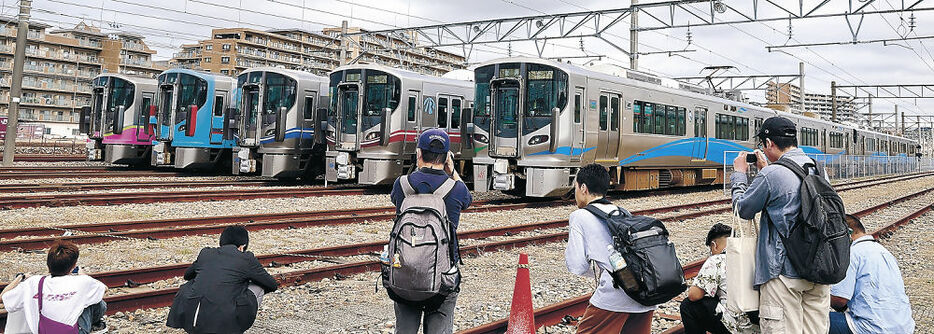 並んだ５種類の５２１系車両をカメラに収める鉄道ファン＝ＩＲいしかわ鉄道車両センター