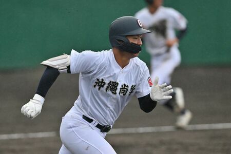 鹿児島実－沖尚　２回裏沖尚２死三塁、末吉良丞が遊撃手を強襲する先制の適時内野安打を放つ＝２９日、大分市・別大興産スタジアム