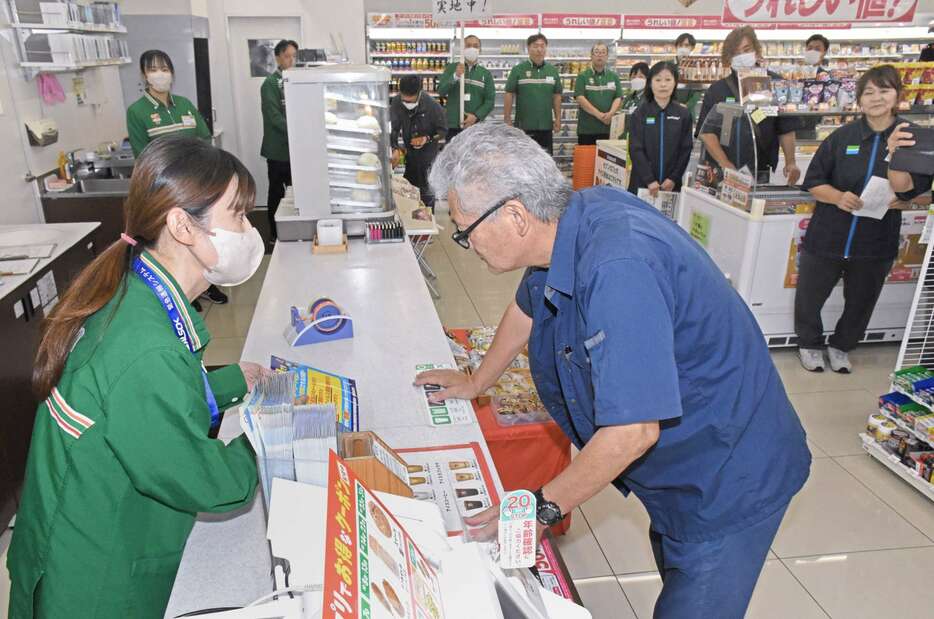 うそ電話詐欺への対策を学ぶコンビニ関係者ら＝１５日、指宿市十町