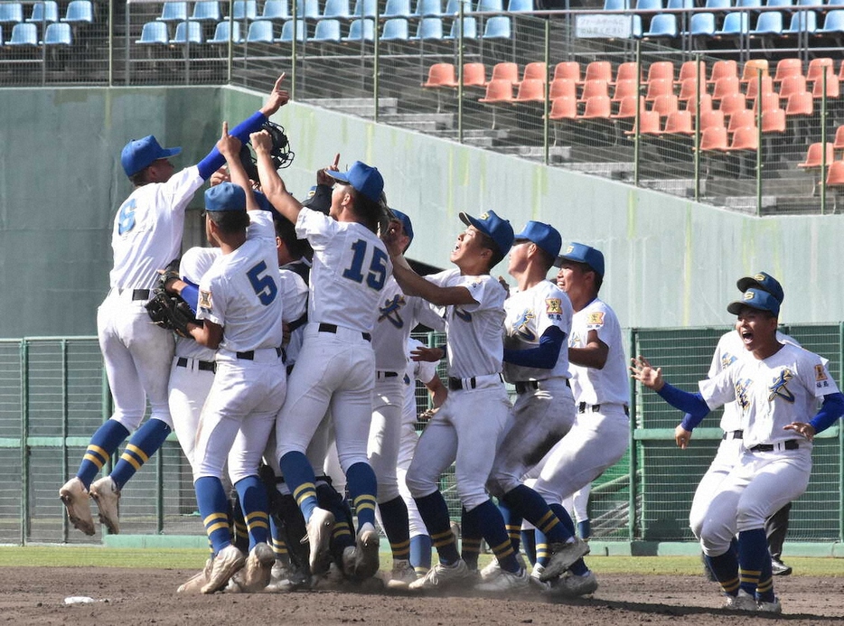 ＜青森山田・聖光学院＞7年ぶりに東北の頂点に立ち、マウンドで歓喜する聖光学院ナイン