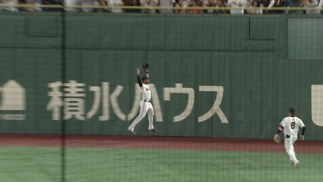 ジャンピングキャッチをみせる巨人・ヘルナンデス選手(画像:日テレジータス)