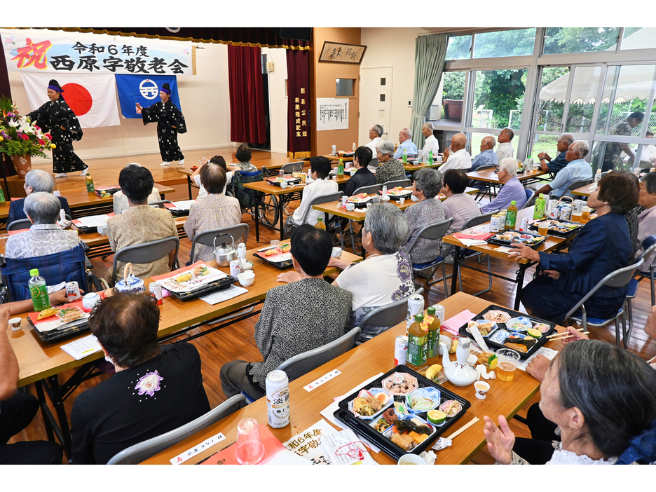 島内各集落で毎年行われる敬老会。島民が地域とのつながりを大切にしている行事の一つ＝9月28日、鹿児島県・沖永良部島