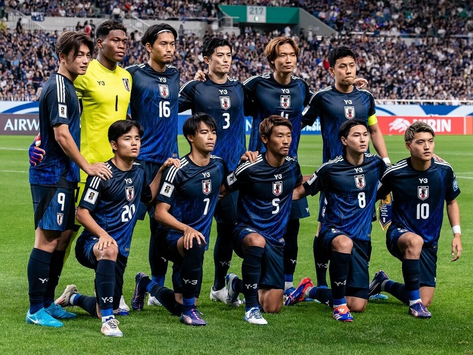 サッカー日本代表は両ウイングバックにアタッカーを配した３バックシステムでＷ杯アジア最終予選を戦っている　photo by Sano Miki