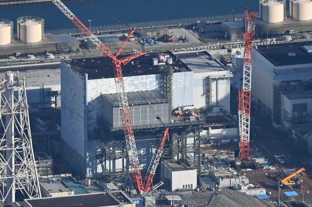 東京電力福島第一原子力発電所の２号機。燃料デブリの試験的取り出し作業が着手されたが、再び作業が中断している＝2023年1月19日、福島県大熊町、朝日新聞社機から