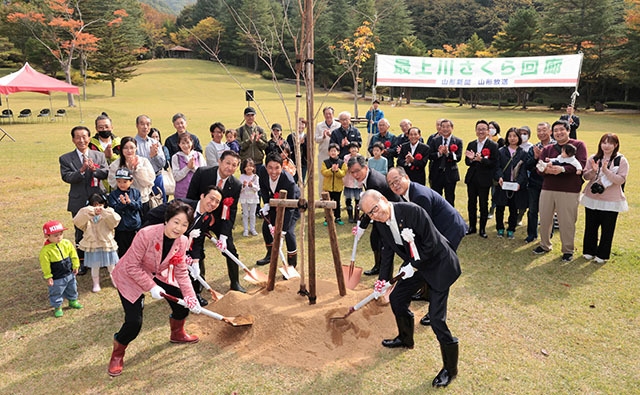 郷土の発展を願って行われた「最上川さくら回廊」の記念植樹＝山形市・鈴川公園