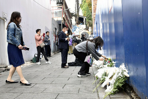 ２９日、ソウル・梨泰院の事故現場では多くの人が花を手向けていた＝小池和樹撮影