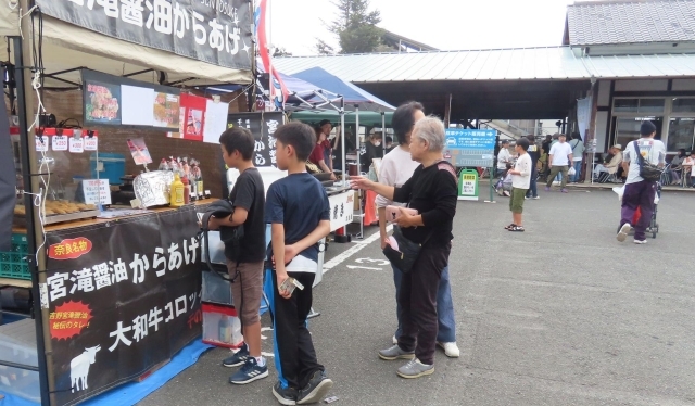 多くの人が飲食や音楽などを楽しんだ「畝傍駅音楽マルシェ」=27日、橿原市八木町2のJR畝傍駅前