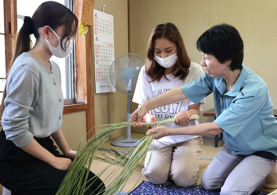 スゲ細工体験をする県立看護大の学生＝１０月１日、妙高市下平丸の深山の里