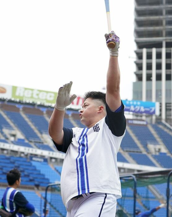 ティー打撃をするDeNAの牧秀悟、日本シリーズでの先手必勝を誓った＝横浜スタジアム（撮影・今野顕）