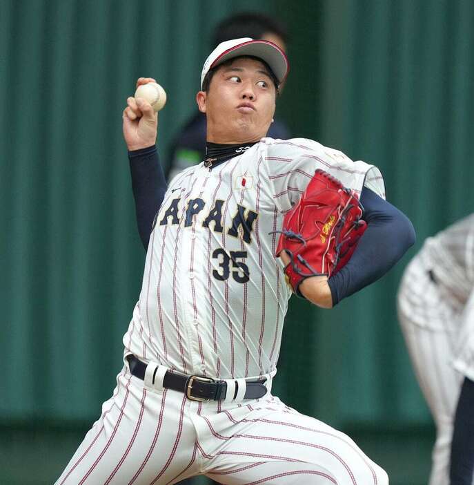 ブルペンで投球練習をする阪神・才木浩人＝清武総合運動公園（撮影・松永渉平)