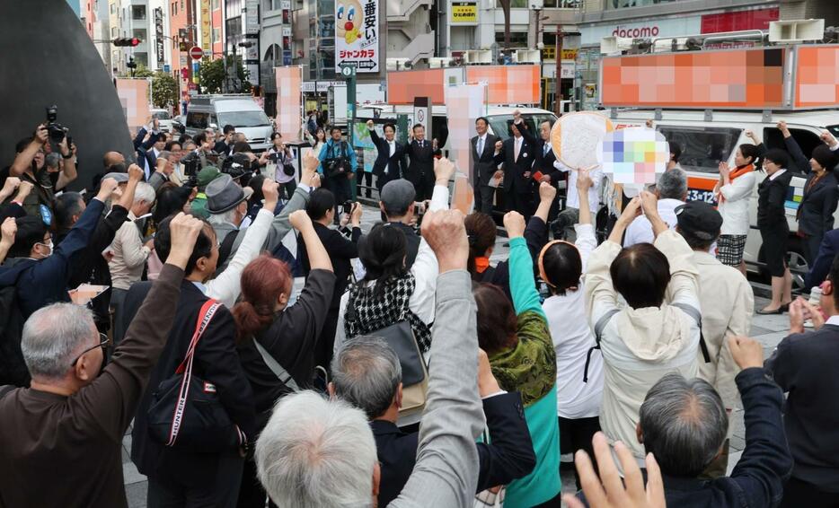 立候補者の出発式に集まった支援者ら＝３１日午前、神戸市中央区加納町４（撮影・小林良多、画像を一部加工しています）