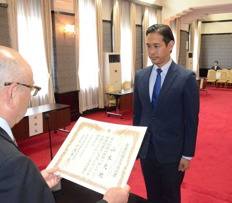 当選証書を付与される山本大地氏＝和歌山市