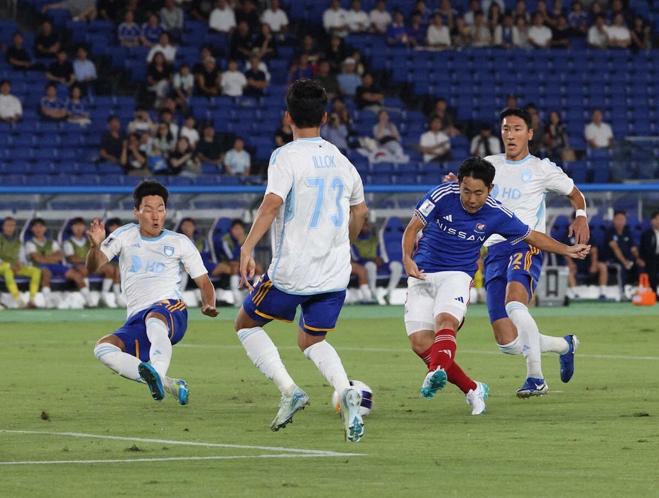 ＜横浜・蔚山＞前半、ゴールを決める渡辺（右から2人目）（撮影・小海途　良幹）