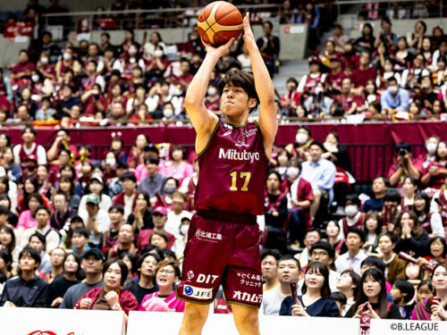 秋田との開幕節では2試合連続で先発を務めた飯田  [写真]＝B.LEAGUE