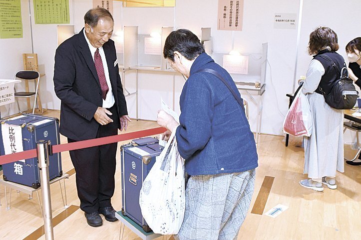 期日前投票所で投票する有権者（松本市の松本バスターミナルビル）