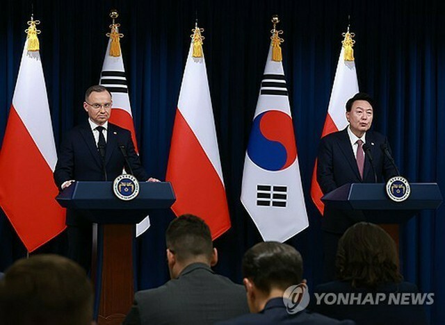 共同記者会見を行う尹大統領とドゥダ大統領＝24日、ソウル（聯合ニュース）