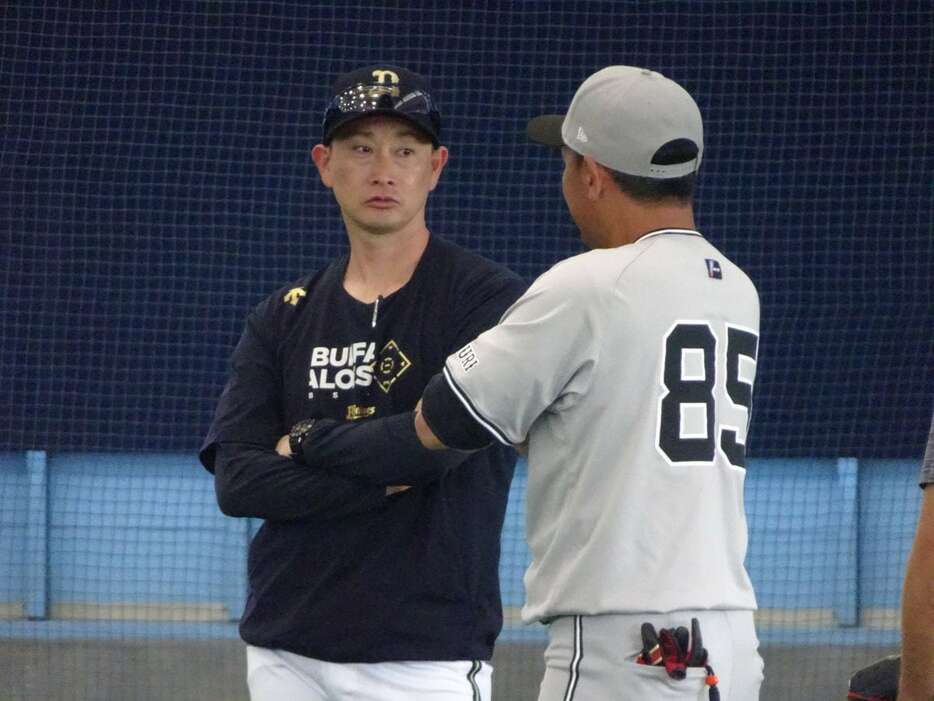 オリックス・岸田護新監督（左）