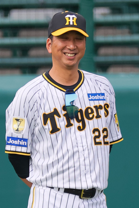 甲子園球場で笑顔を見せる阪神藤川監督（撮影・上山淳一）