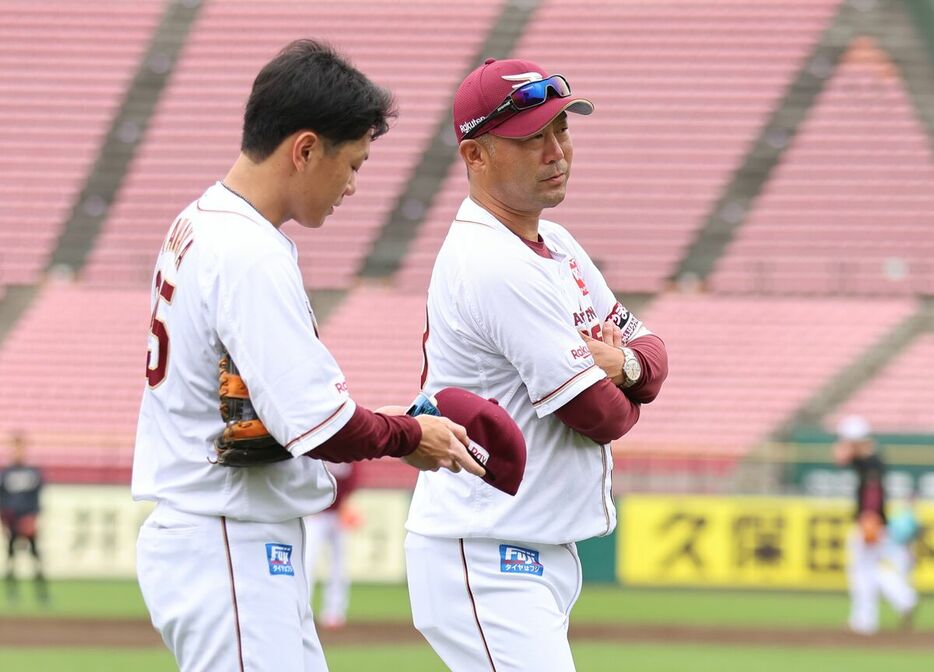 練習中に会話する三木肇監督（右）と田中和基（カメラ・太田　和樹）