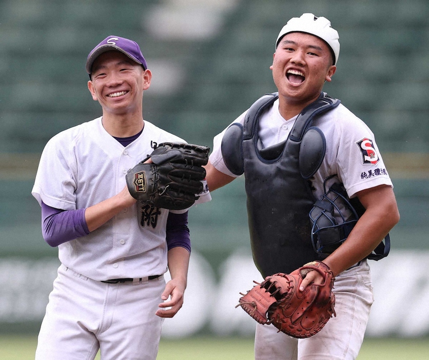 ＜滋賀短大付・履正社＞勝利を喜び合う滋賀短大付・桜本（左）と大窪（右）のバッテリー